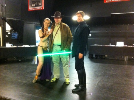 Ett Indiana Jones fan blir fotad med Leia & Luke Skywalker